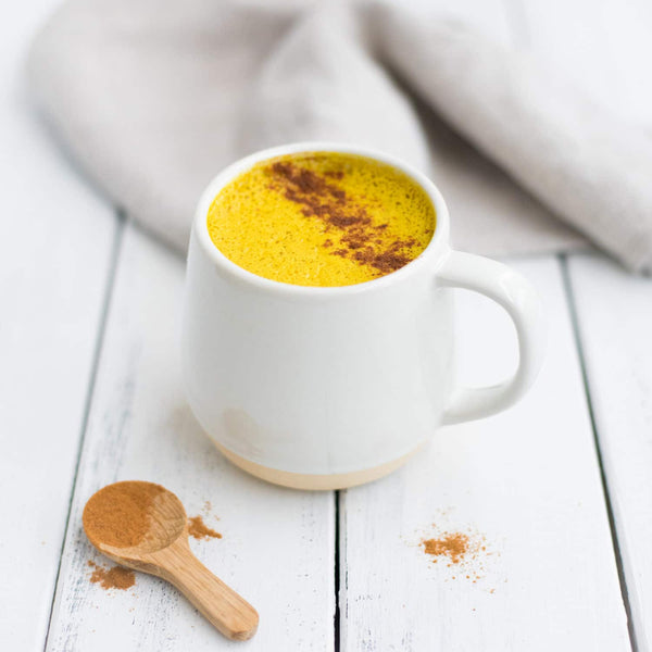 LATTE ME KURKUMA / QUMËSHTI I ARTË